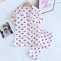 Détail d'un pyjama en coton blanc avec imprimé cœurs et chemise boutonnée à revers - Blanc avec Coeur Rouge