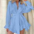 Hellblaues Wickelkleid aus Baumwoll-Crêpe mit langen Ärmeln und Rüschen für den Urlaub - S / Blau
