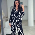 Set pigiama da donna con camicia a maniche lunghe e pantaloni con stampe astratte bianche - S / Stampa Bianco e Nero