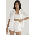 Driedelige witte zomersset met shirt van eyelet-borduurwerk, crop-top en korte broek - S / Set met witte Zirkonia