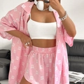 Zweiteiliges Mode-Set in Rosa mit weißem Monogramm-Print und Shorts mit Kordelzug für Damen - S / Rosa