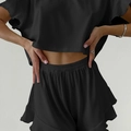 Dettaglio ravvicinato del tessuto a costine nere e dell'orlo con volant sui pantaloncini relax - Taglia S / Top E Pantaloni / Nero