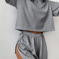 Set pigiama a righe grigie da donna con crop top a maniche corte e pantaloncini con spacco - S / Righe Nere