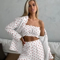 Vista dettagliata del pigiama 3 pezzi con stampa a cuori da donna con top a balze e pantalon - Bianco