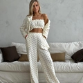 Dettaglio del set pigiama in cotone con stampa a cuori, top a fascia, pantaloni e camicia - Albicocca