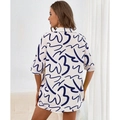 Damen Oversize Kurzarmhemd mit blauem abstraktem Druck auf weißem Hintergrund - S / Weiß Blau