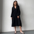 Elegante accappatoio nero a maniche lunghe in crespo con scollo a V e dettaglio in vita - S / Nero