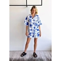 Damen-Set aus Shorts und Hemd mit künstlerischem blauem Grafikdruck und Sonnenmotiven - S / Blau