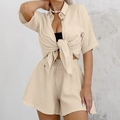 Completo relax beige in cotone con camicia annodata sul davanti e pantaloncini a vita alta - S / Albicocca