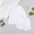 Set da casa in mussola bianca da donna con camicia bottoni e pantaloncini elastici - S / Bianco