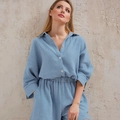 Set pigiama da donna in cotone stropicciato blu nebbia con camicia a maniche lunghe e pantaloncini - S / Azzurro