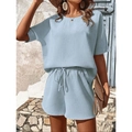 Damen Loungewear Set in Hellblau aus Waffelstrick mit Kurzarmshirt und Kordelzug Shorts - S / Himmelblau