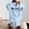 Dettaglio del set loungewear in maglia a coste azzurra con bordi a volant delicati - Taglia S / Top E Pantaloni / Blu