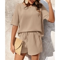 Damen-Set aus Waffelstrick mit Rundhals-T-Shirt und Shorts mit Kordelzug in der Farbe Khaki - S / Khaki