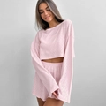 Pyjama rose en jacquard avec haut court à manches longues et short à bords ondulés - S / Rose