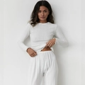 Set pigiama bianco in maglia a coste con cuori traforati e raffinati bordi a onde - S / Bianco