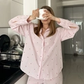 Pigiama a righe rosa con stampe di cuori rossi indossato da una modella in cucina - S / Riga Rosa Bianco Cuore
