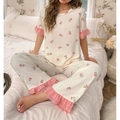 Detail des Pyjama-Sets mit Tulpenmuster, Spitzen-Rüschendetails und weichem Strukturstoff - S / Creme Blumig