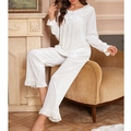 Pigiama con volant in pizzo per donna con maniche lunghe e pantaloni in trama di seta crema - S / Beige