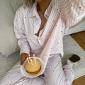 Pigiama a righe rosa da donna con cuori rossi e maniche lunghe con bottoni chic - S / Riga Rosa Bianco Cuore