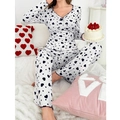 Detailansicht des Herzprint-Pyjamas mit V-Ausschnitt, Langarm-Oberteil und weicher Hose - S / Weiß Mit Schwarzem Herz