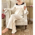 Polkadot pyjamaset met kant, off-shoulder lange mouwen en details met ruches aan de zoom - S / Beige
