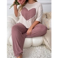 Detalle del tejido acanalado y el estampado de corazón en este conjunto de dos piezas - 1XL / Rosa