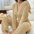 Détail d'un pyjama une pièce en peluche kaki avec capuche à oreilles et polaire chaude - Abricot