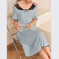 Robe à pois bleu clair avec dentelle, épaules dénudées et nœuds décoratifs - Bleu