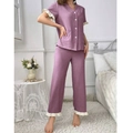 Detail van paarse pyjama met V-hals en zachte ruches textuur met witte knopen - S / Boven- En Onderstuk / Paars