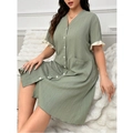 Salbeigrünes V-Ausschnitt Kurzarm-Hauskleid mit Knöpfen, Rüschenmanschetten und Taschen - 3XL / Grün