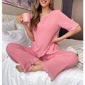 Rosa zweiteiliger Schlafanzug mit Plissee-Stoff und zarter Spitze im gemütlichen Zimmer - S / Rosa