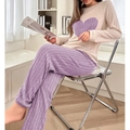 Dettaglio del set pigiama con cuore a contrasto in maglia a coste beige e viola - S / Viola