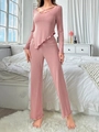 Dettaglio del set loungewear rosa antico con scollo a V intrecciato e bordi con volant - S / Rosa