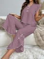 Detail von V-Ausschnitt ärmelloses Homewear-Set mit Rüschen und Zierknöpfen in Flieder - Lotusrosa