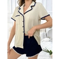 Ensemble de pyjama pour femme avec haut beige à revers et short bleu marine en chambre - S / Beige avec bordure festonnée marine