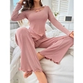 Dettaglio del pigiama a coste color malva con bordi a volant e scollo stringato - Taglia S / Top E Pantaloni / Rosa