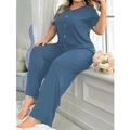 Detailaufnahme der weichen gerippten Stoffstruktur dieser blauen Pyjamahose - 1XL / Dunstblau