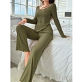 Dettaglio del set da casa verde oliva con trama a costine e bordi a volant ondulati - Taglia S / Top E Pantaloni / Verde militare