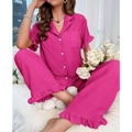 Détail d'un pyjama rose fuchsia avec poignets à volants et texture en tissu crépon - Rose rouge