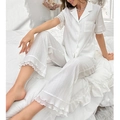 Weißes zweiteiliges Pyjama-Set mit Rüschenbesatz und Crêpe-Struktur für Damen - S / Gebrochenes Weiß