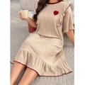 Abito da casa beige in maglia a coste con cuore ricamato rosso e orlo a balze - 0XL / Albicocca