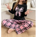 Pigiama da donna con maglia nera a maniche lunghe, fiocco rosa a quadri e pantaloni abbinati - S / Quadretti Neri e Rosa