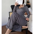 Zweiteiliger Damen-Schlafanzug mit Streifenmuster, Spitzen-V-Ausschnitt und langer Hose - S / Schwarz