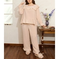 Dettaglio della texture a pois svizzeri e balze sul pigiama rosa a maniche lunghe da donna - 3XL / Beige
