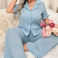 Pigiama da donna taglie forti celeste a maniche corte con volant e tessuto strutturato - 1XL / Blu