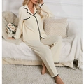 Conjunto de pijama para mujer en punto gofrado crema con bordes ondulados negros en contraste - S / Beige