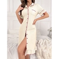 Dettaglio camicia da notte crema con bordi rossi a contrasto e orlo con volant fini - S / Beige