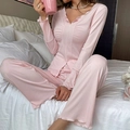 Detalle de pijama rosa con bordes de volantes y tejido de punto acanalado - S / Rosa Claro