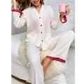 Damen Schlafanzug-Set mit V-Ausschnitt in Creme mit rotem Spitzenbesatz und Rippenmuster - Rot
